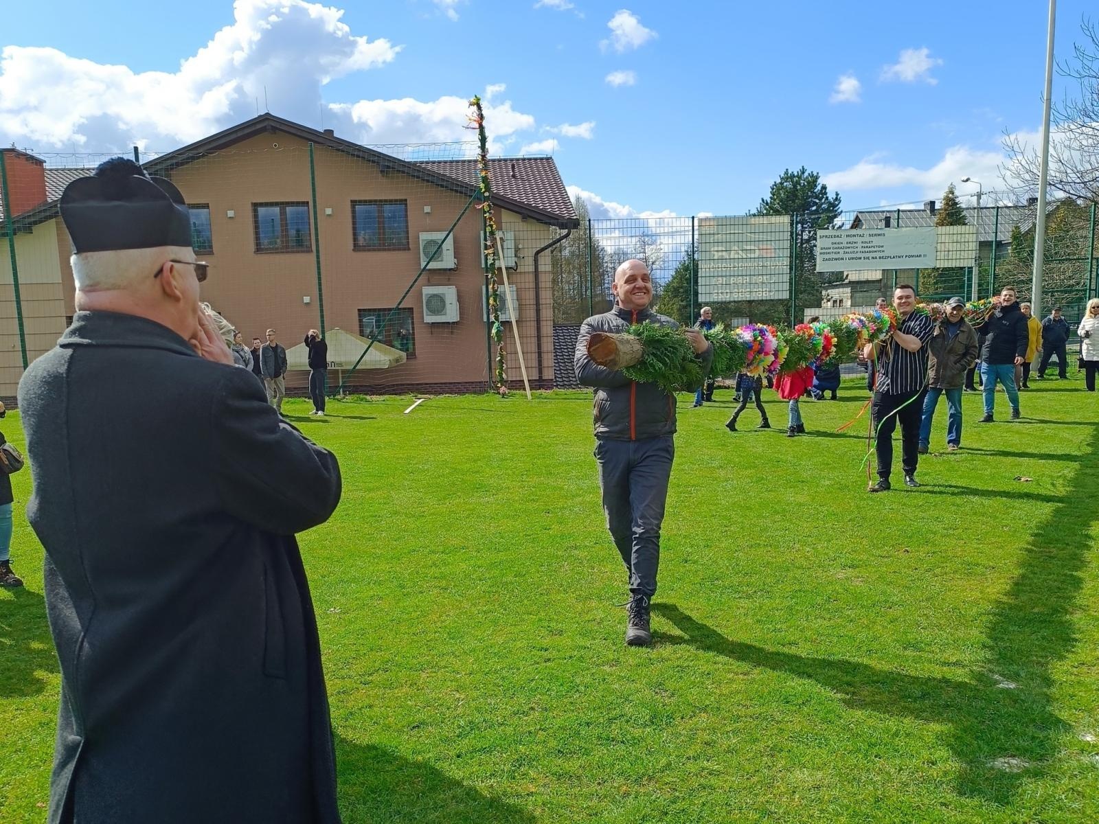 Zdjęcie w galerii na portalu naszwodzislaw.com: Imponująca palma w Skrbeńsku. Miała ponad 17 metrów! wiadomości z regionu