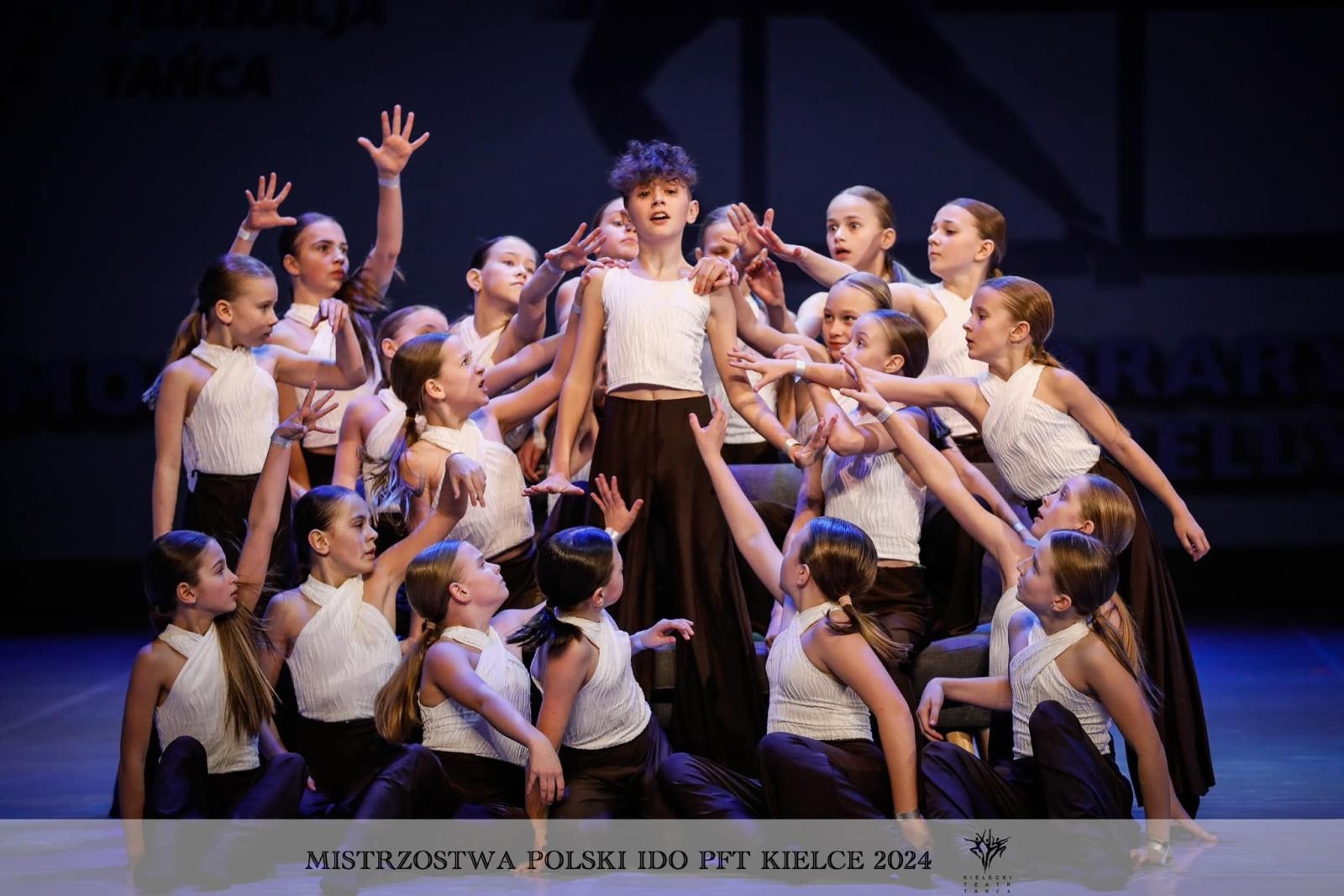 Zdjęcie w galerii na portalu naszwodzislaw.com: Worek medali dla zespołu DanceCap wiadomości z regionu