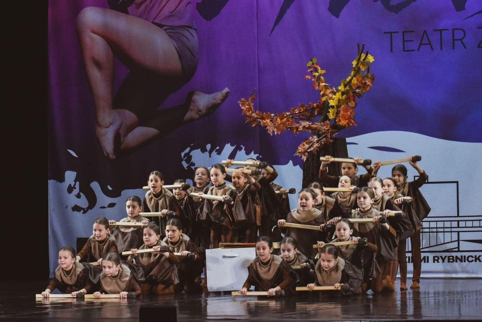 Zdjęcie w galerii na portalu naszwodzislaw.com: Worek medali dla zespołu DanceCap wiadomości z regionu