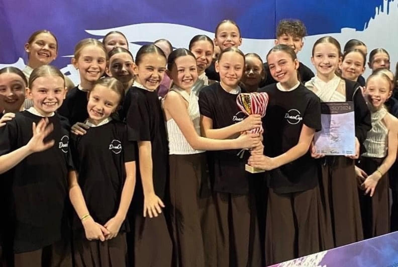 Zdjęcie w galerii na portalu naszwodzislaw.com: Worek medali dla zespołu DanceCap wiadomości z regionu