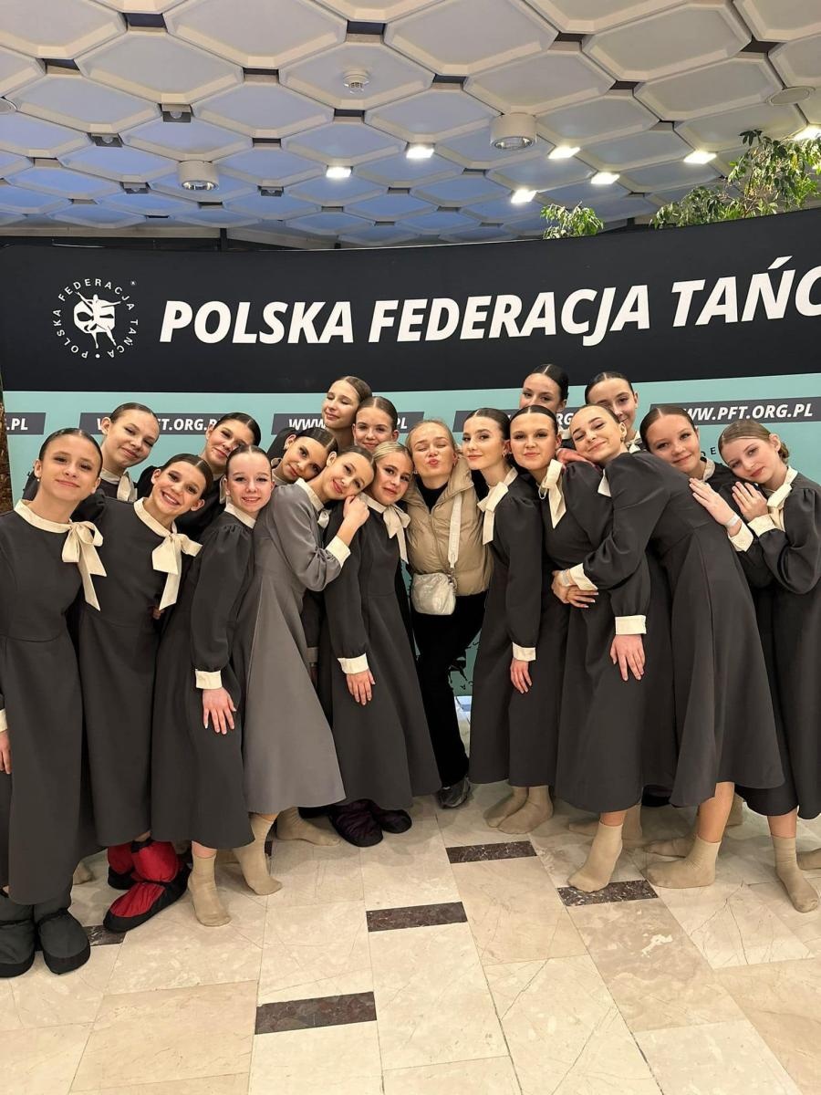 Zdjęcie w galerii na portalu naszwodzislaw.com: Worek medali dla zespołu DanceCap wiadomości z regionu