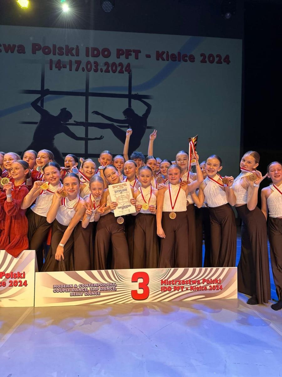 Zdjęcie w galerii na portalu naszwodzislaw.com: Worek medali dla zespołu DanceCap wiadomości z regionu