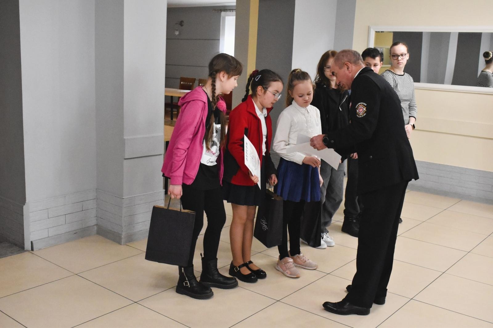 Zdjęcie w galerii na portalu naszwodzislaw.com: Dziewczęta wiedzą, jak zapobiegać pożarom wiadomości z regionu