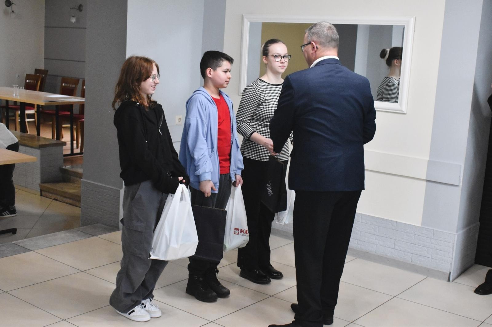 Zdjęcie w galerii na portalu naszwodzislaw.com: Dziewczęta wiedzą, jak zapobiegać pożarom wiadomości z regionu