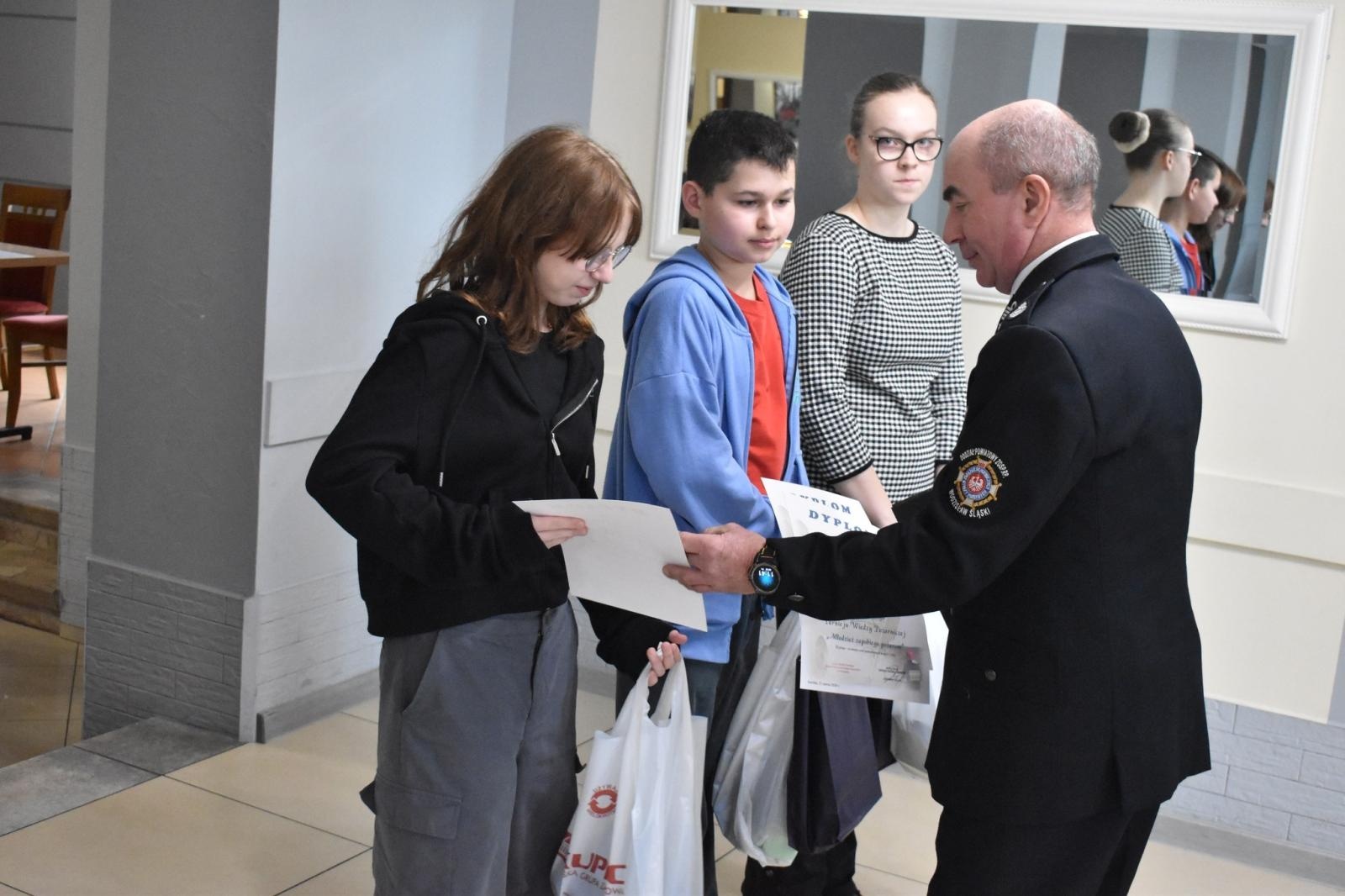 Zdjęcie w galerii na portalu naszwodzislaw.com: Dziewczęta wiedzą, jak zapobiegać pożarom wiadomości z regionu