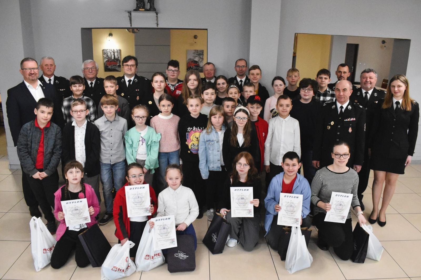 Zdjęcie w galerii na portalu naszwodzislaw.com: Dziewczęta wiedzą, jak zapobiegać pożarom wiadomości z regionu