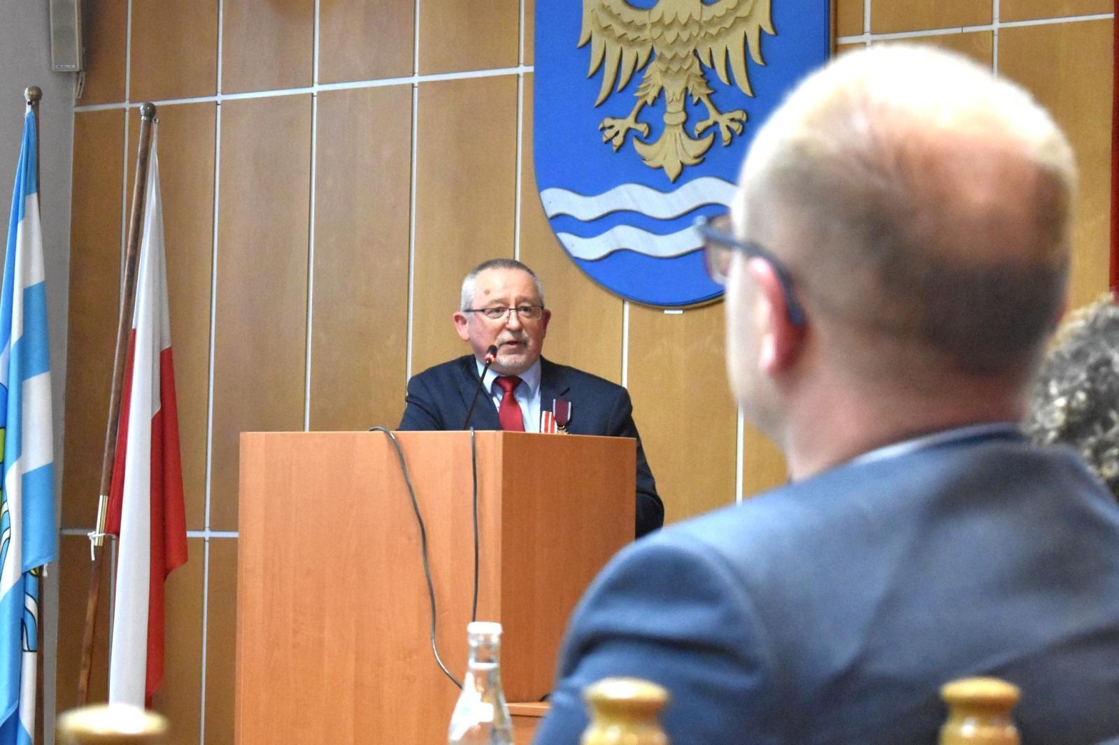 Zdjęcie w galerii na portalu naszwodzislaw.com: Wieloletni dyrektor szkół w gminie Godów przeszedł na emeryturę wiadomości z regionu