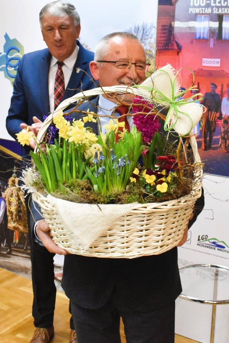 Zdjęcie w galerii na portalu naszwodzislaw.com: Wieloletni dyrektor szkół w gminie Godów przeszedł na emeryturę wiadomości z regionu