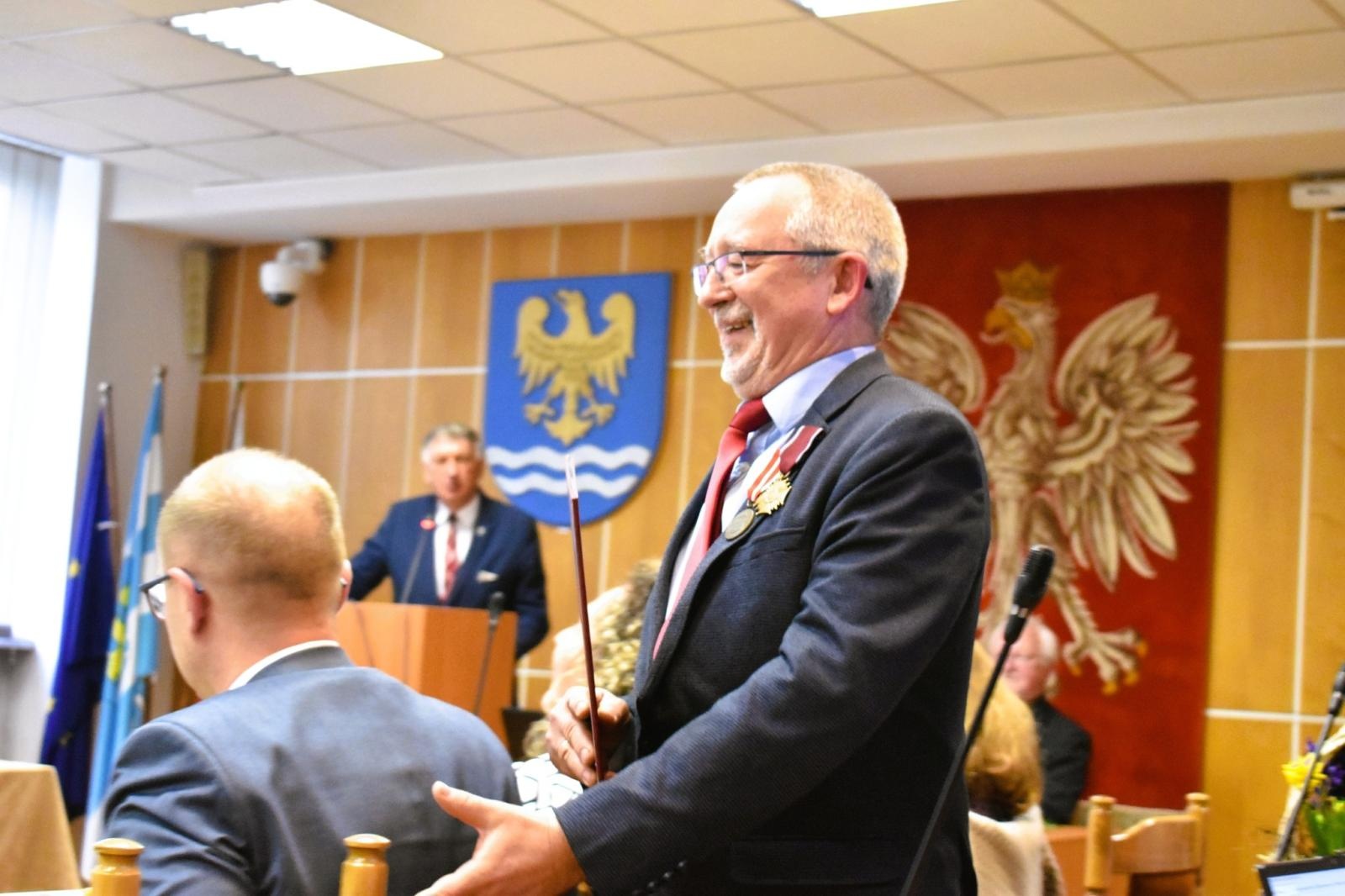 Zdjęcie w galerii na portalu naszwodzislaw.com: Wieloletni dyrektor szkół w gminie Godów przeszedł na emeryturę wiadomości z regionu