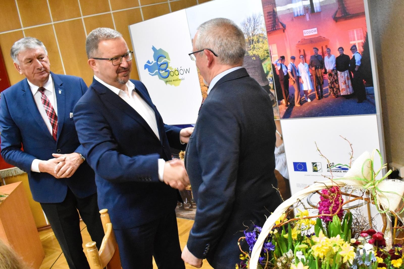 Zdjęcie w galerii na portalu naszwodzislaw.com: Wieloletni dyrektor szkół w gminie Godów przeszedł na emeryturę wiadomości z regionu