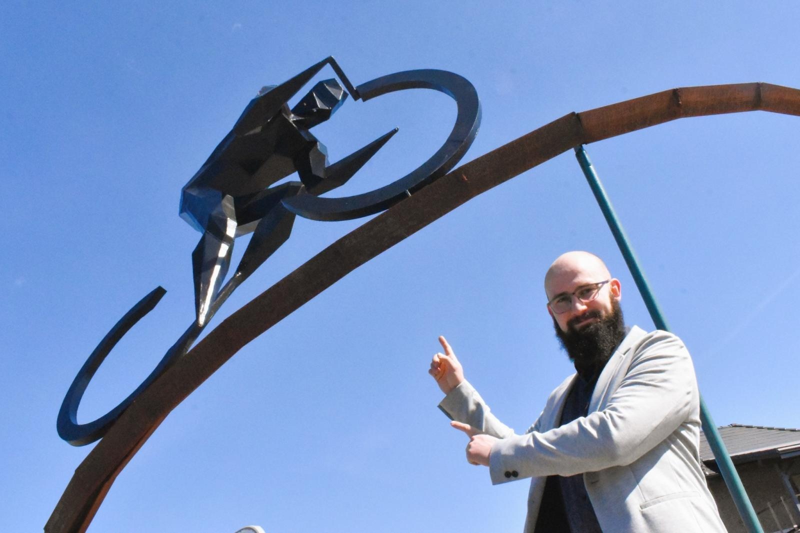 Zdjęcie w galerii na portalu naszwodzislaw.com: Autor rzeźby rowerzysty z godowskiego ronda gościł w gminie wiadomości z regionu