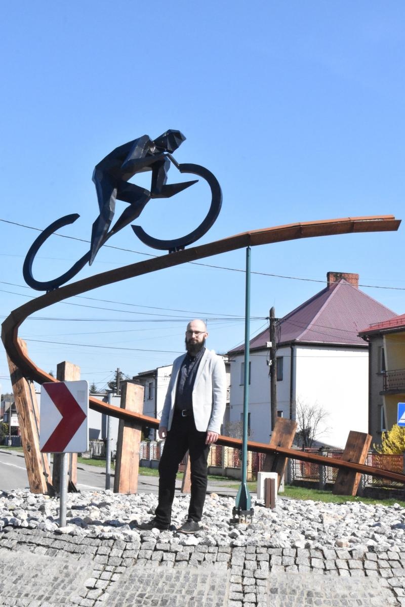 Zdjęcie w galerii na portalu naszwodzislaw.com: Autor rzeźby rowerzysty z godowskiego ronda gościł w gminie wiadomości z regionu