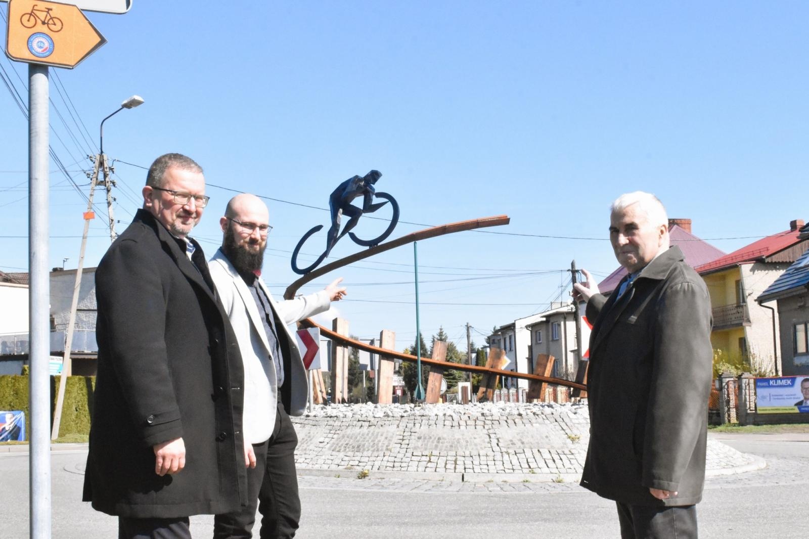 Zdjęcie w galerii na portalu naszwodzislaw.com: Autor rzeźby rowerzysty z godowskiego ronda gościł w gminie wiadomości z regionu