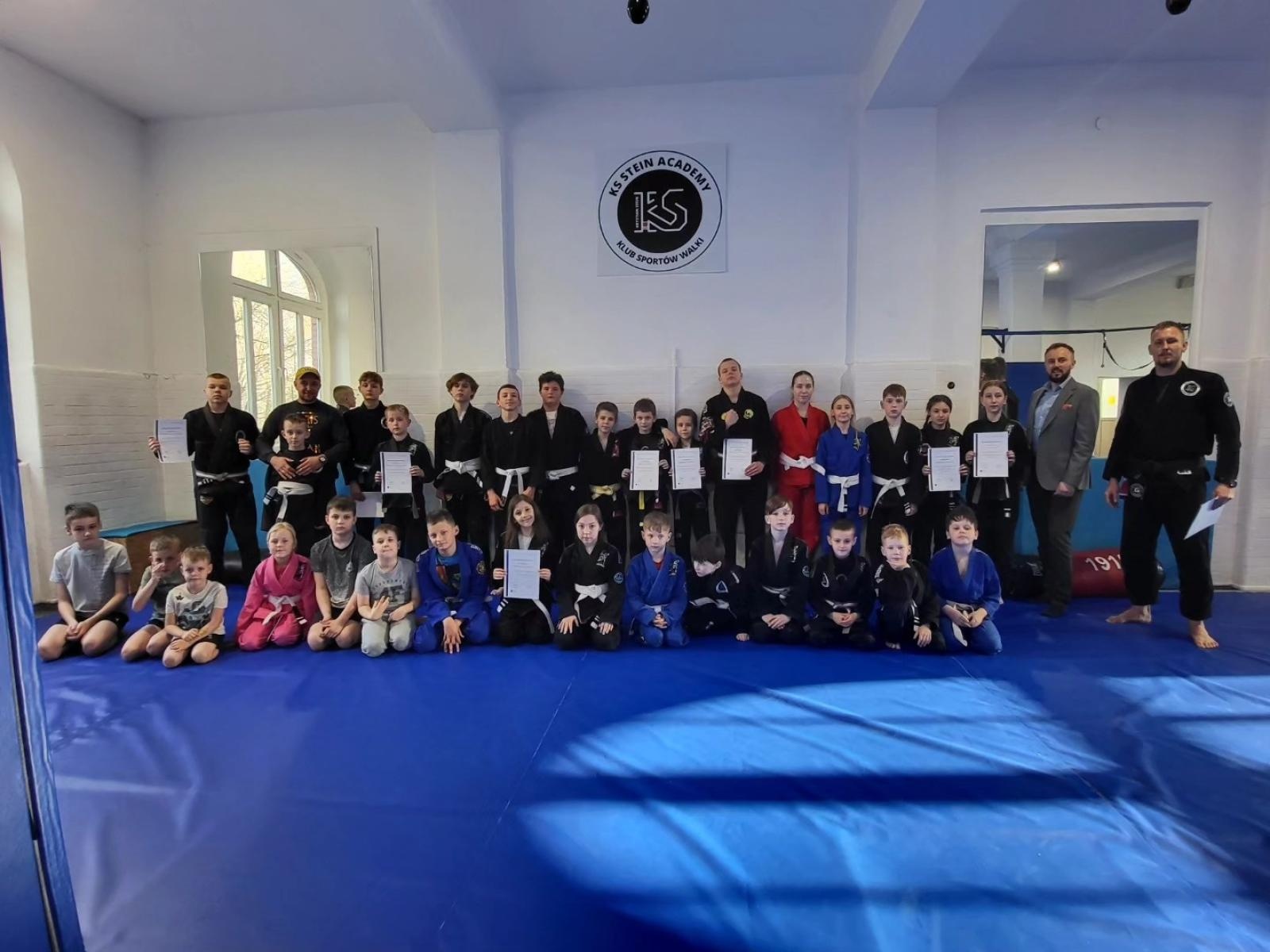Zdjęcie w galerii na portalu naszwodzislaw.com: Burmistrz Rydułtów z wizytą w KS Stein Academy wiadomości z regionu