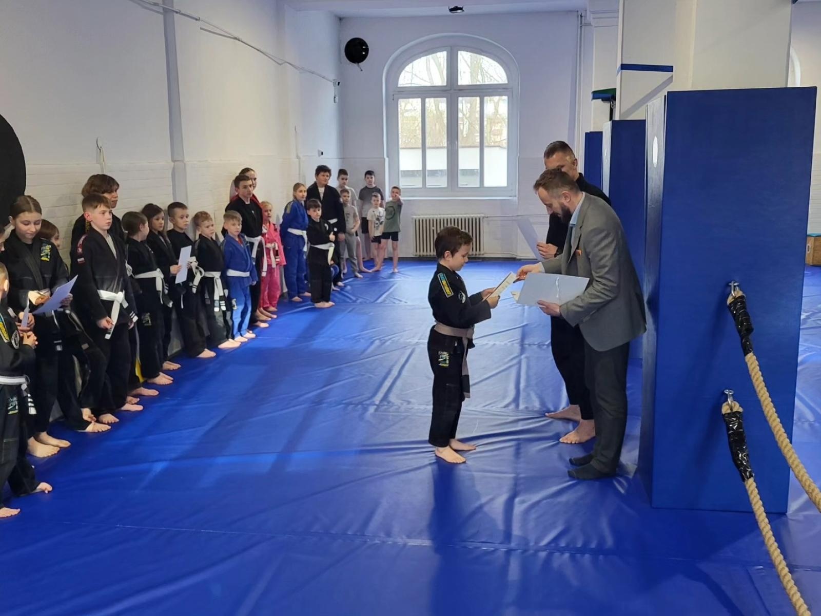 Zdjęcie w galerii na portalu naszwodzislaw.com: Burmistrz Rydułtów z wizytą w KS Stein Academy wiadomości z regionu