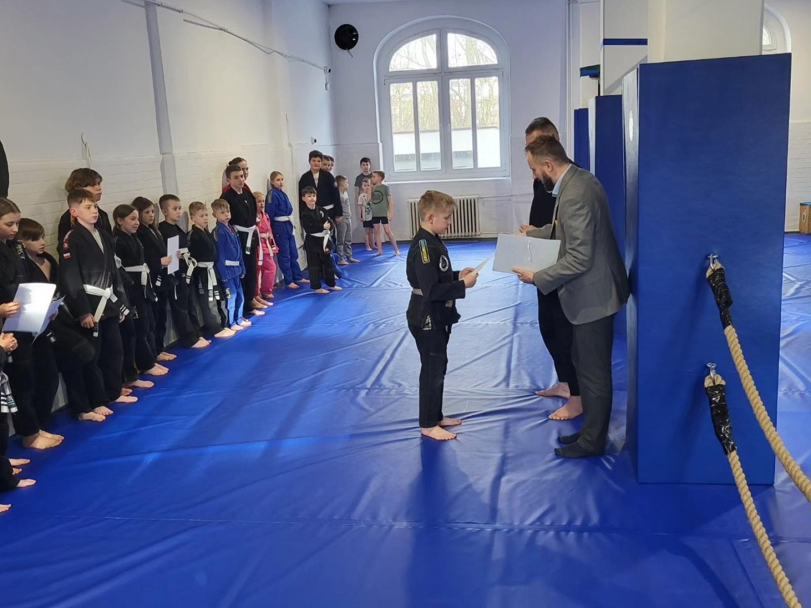 Zdjęcie w galerii na portalu naszwodzislaw.com: Burmistrz Rydułtów z wizytą w KS Stein Academy wiadomości z regionu