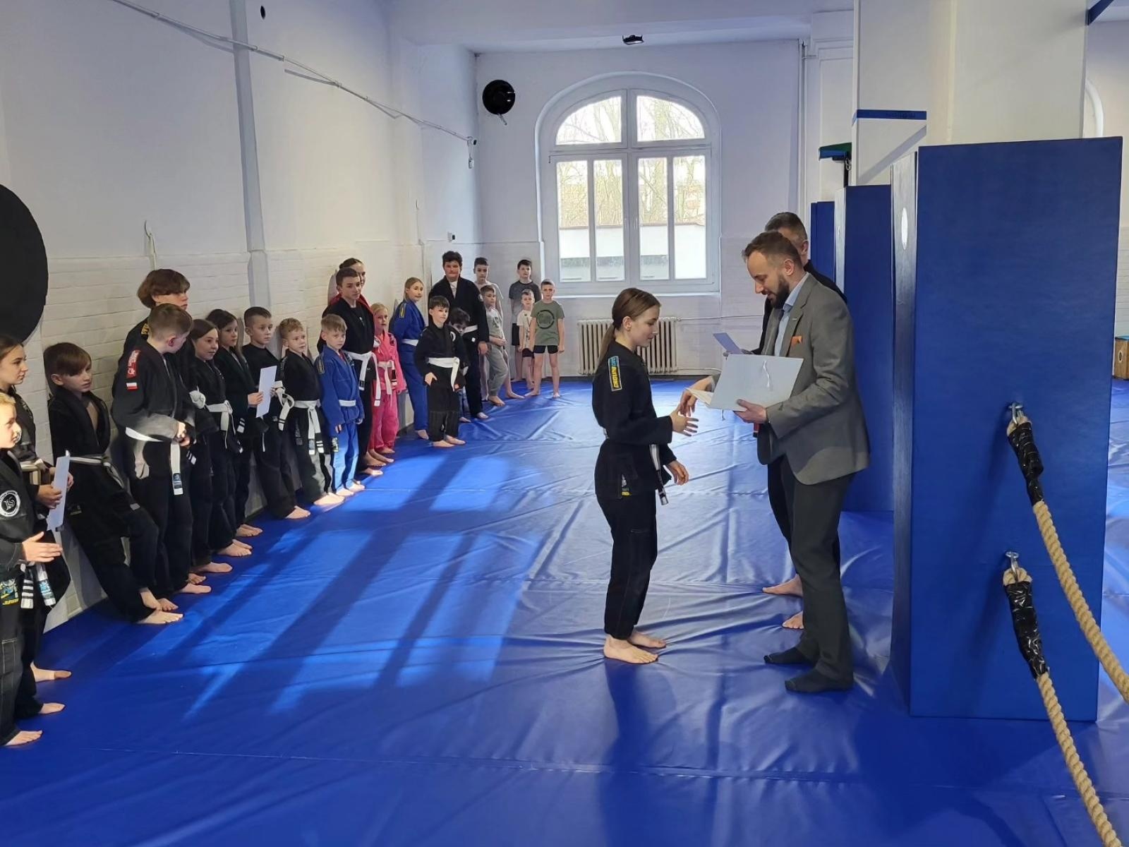 Zdjęcie w galerii na portalu naszwodzislaw.com: Burmistrz Rydułtów z wizytą w KS Stein Academy wiadomości z regionu