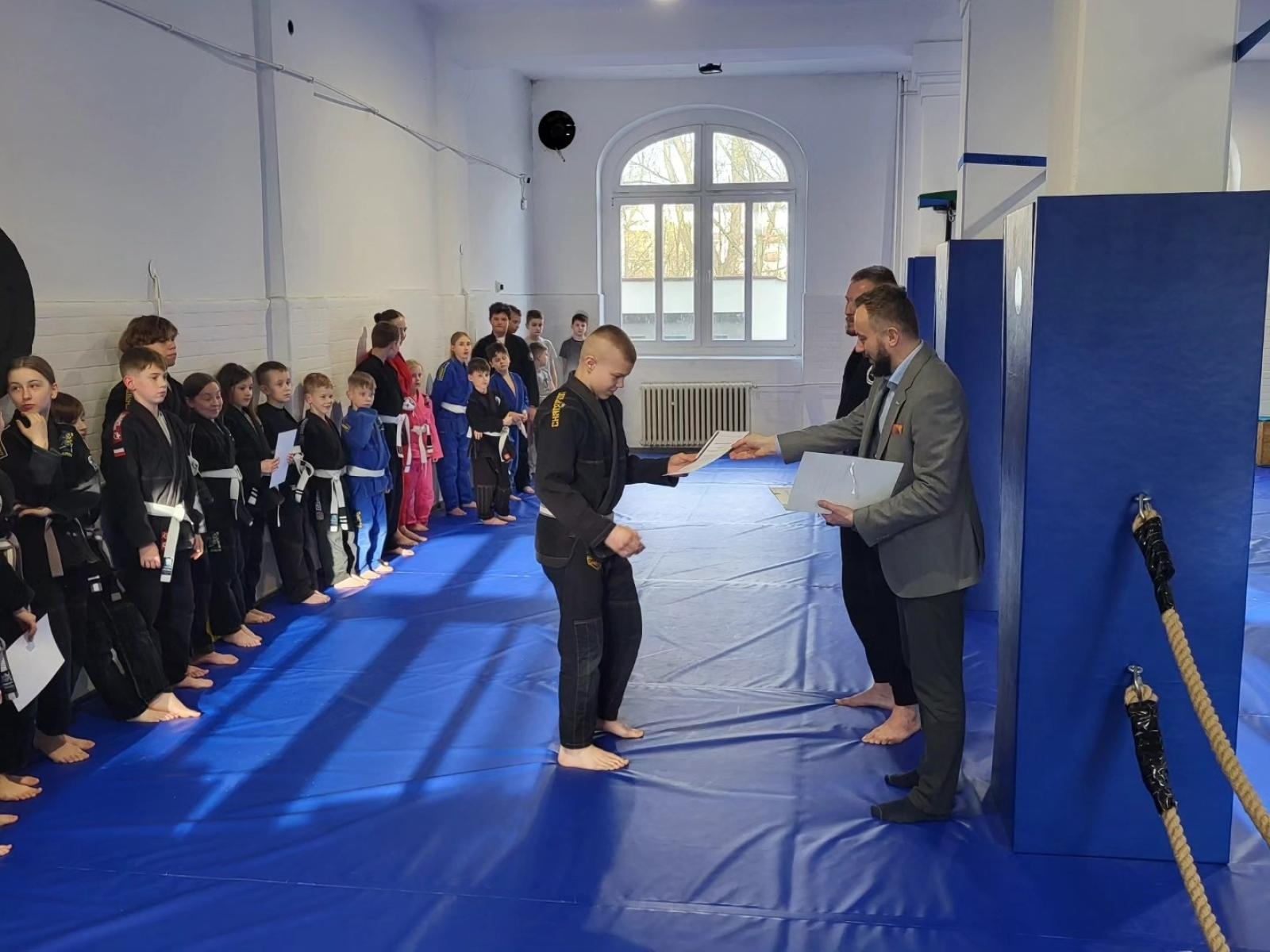 Zdjęcie w galerii na portalu naszwodzislaw.com: Burmistrz Rydułtów z wizytą w KS Stein Academy wiadomości z regionu