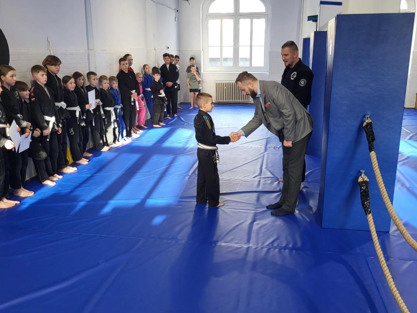 Zdjęcie w galerii na portalu naszwodzislaw.com: Burmistrz Rydułtów z wizytą w KS Stein Academy wiadomości z regionu