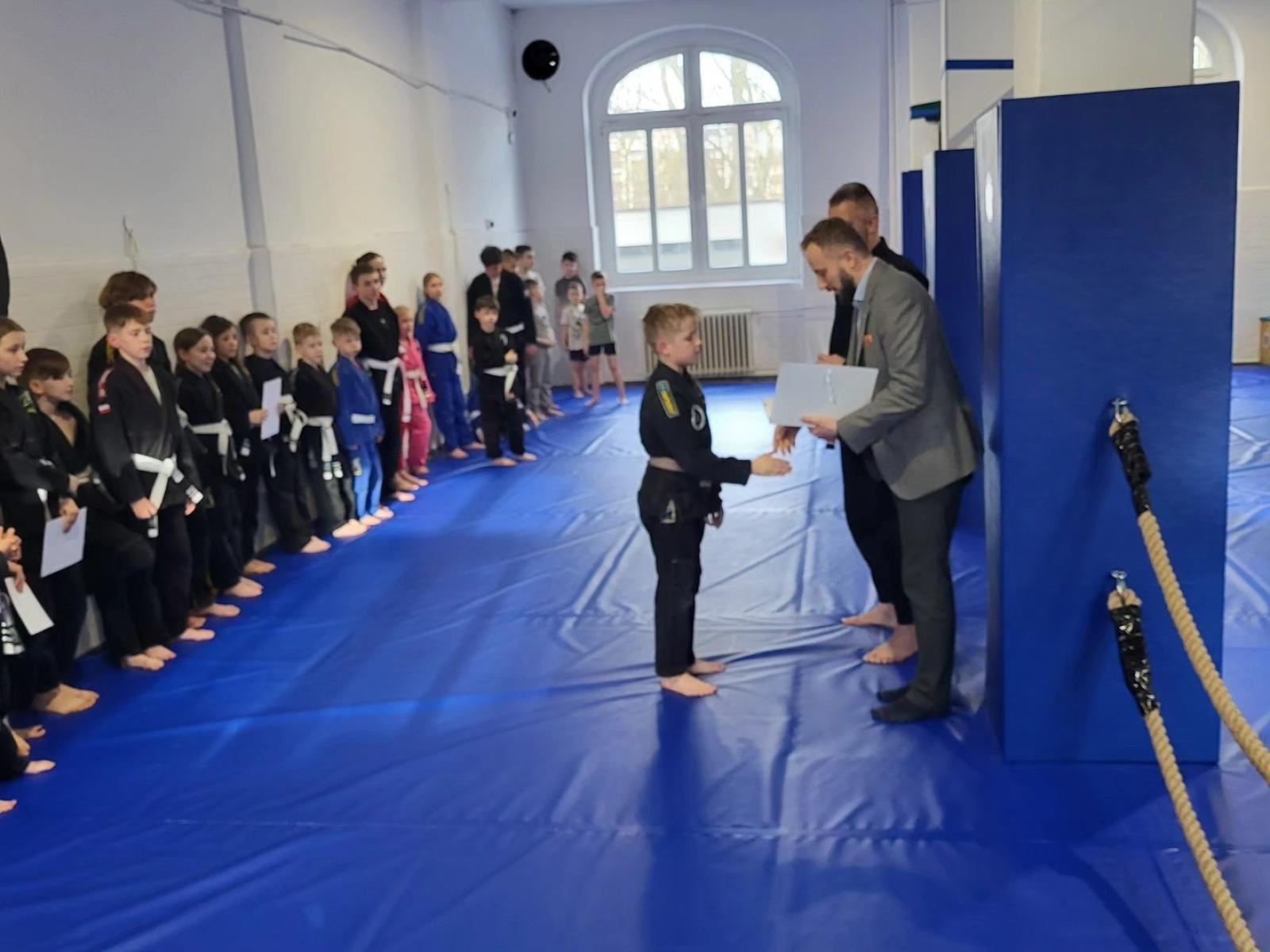 Zdjęcie w galerii na portalu naszwodzislaw.com: Burmistrz Rydułtów z wizytą w KS Stein Academy wiadomości z regionu