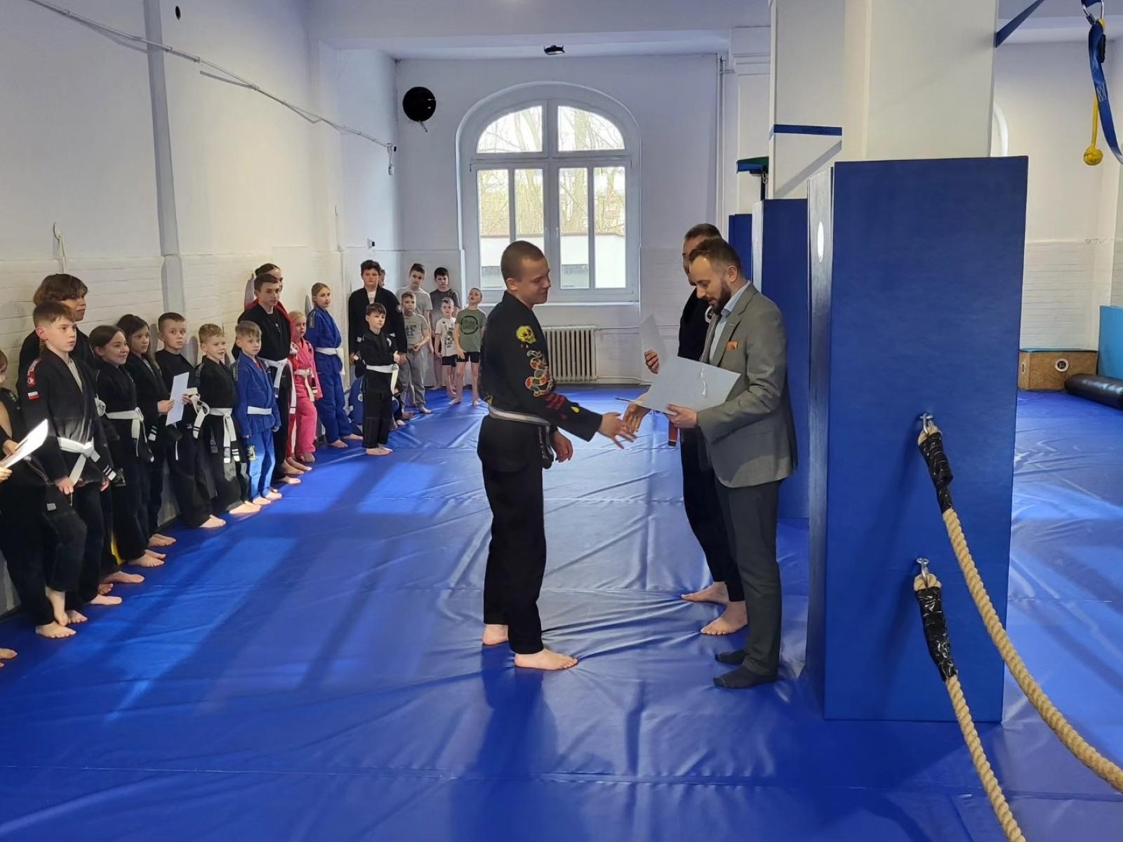 Zdjęcie w galerii na portalu naszwodzislaw.com: Burmistrz Rydułtów z wizytą w KS Stein Academy wiadomości z regionu