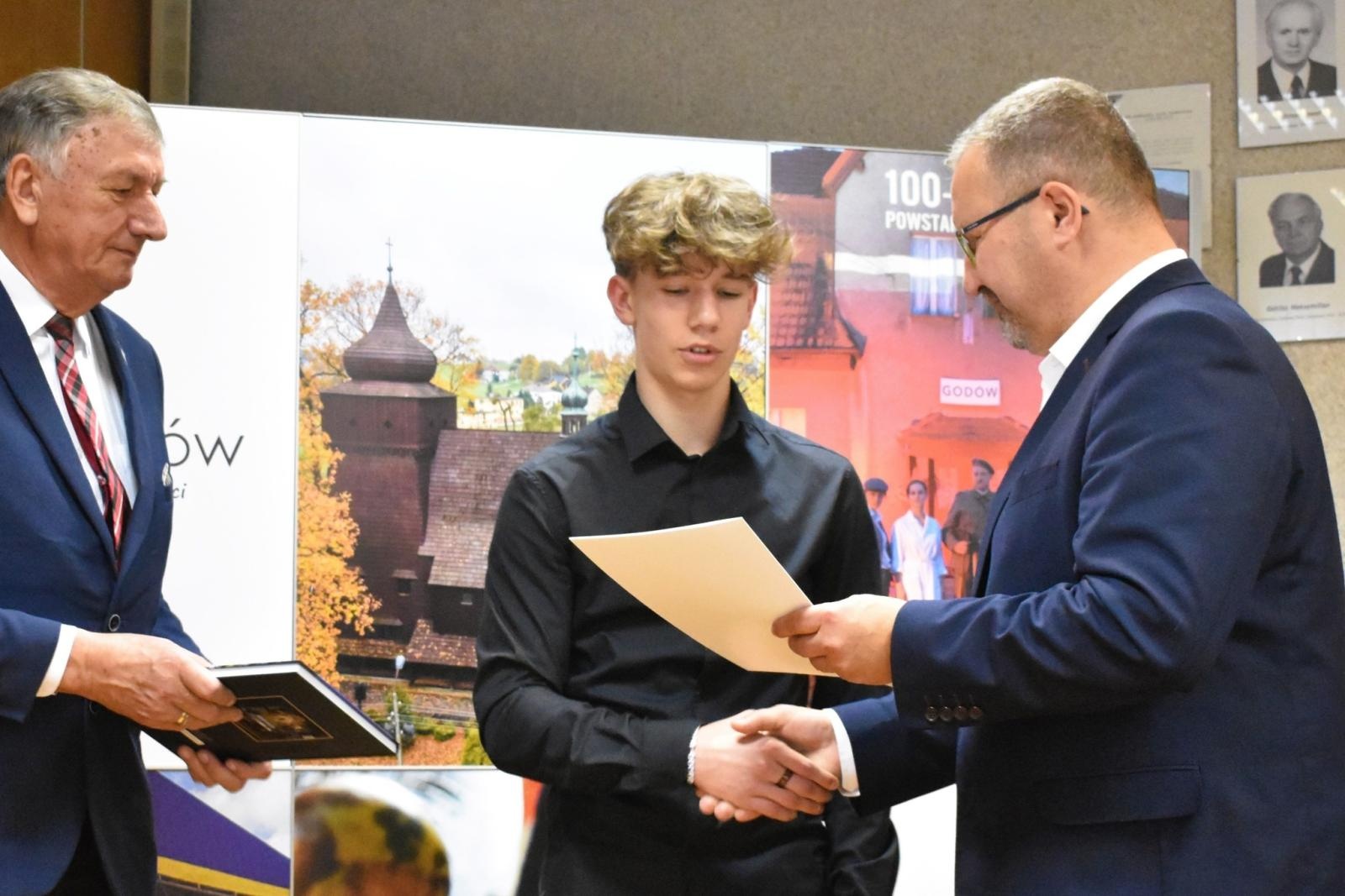 Zdjęcie w galerii na portalu naszwodzislaw.com: Młodzi sportowcy z gminy Godów ze stypendiami wiadomości z regionu