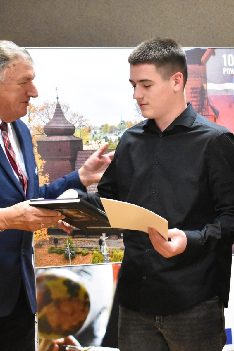 Zdjęcie w galerii na portalu naszwodzislaw.com: Młodzi sportowcy z gminy Godów ze stypendiami wiadomości z regionu