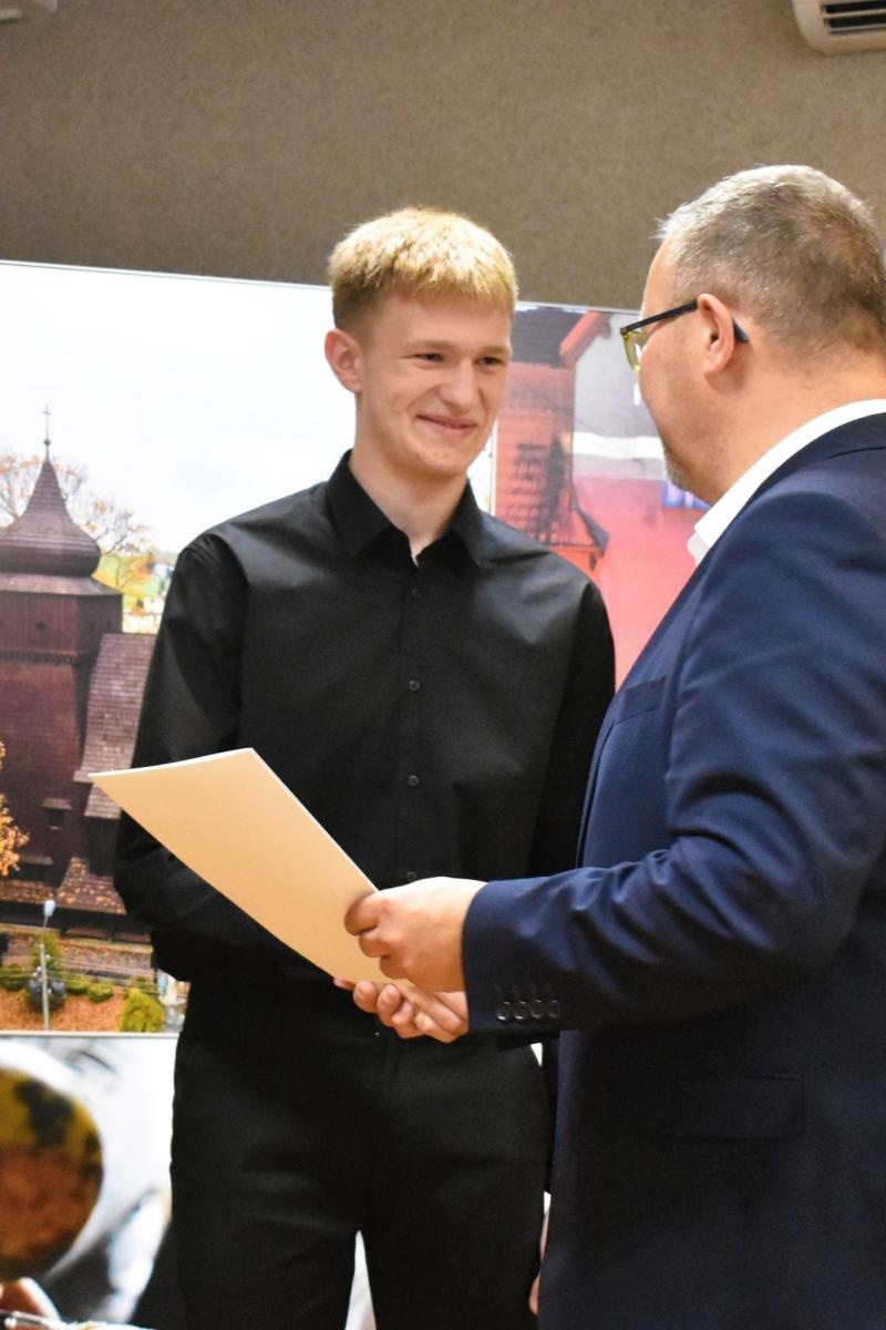 Zdjęcie w galerii na portalu naszwodzislaw.com: Młodzi sportowcy z gminy Godów ze stypendiami wiadomości z regionu