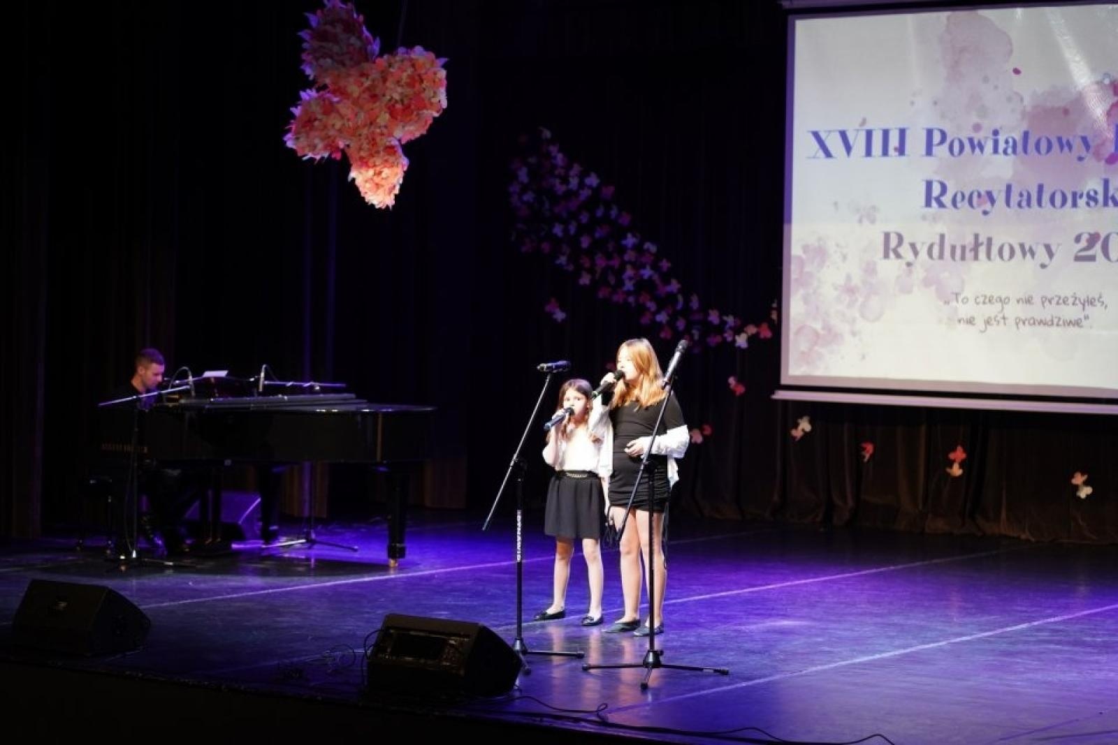 Zdjęcie w galerii na portalu naszwodzislaw.com: XVIII Powiatowy Konkurs Recytatorski w rydułtowskim Feniksie wiadomości z regionu