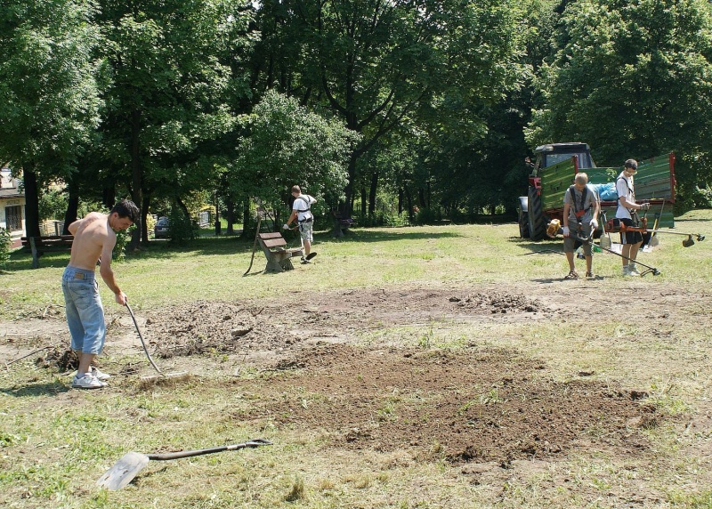 Zdjęcie w galerii na portalu naszwodzislaw.com: Najpierw sprzątali, później świętowali wiadomości z regionu