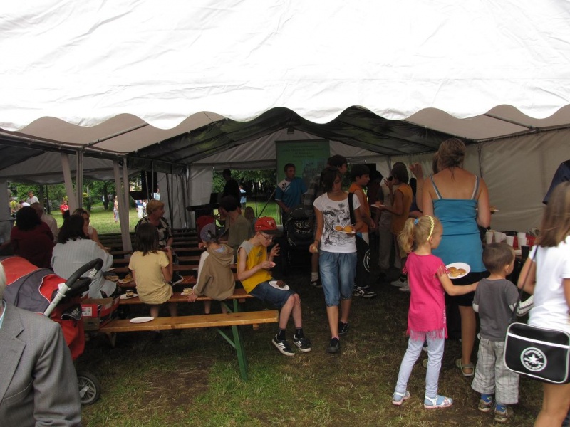 Zdjęcie w galerii na portalu naszwodzislaw.com: Najpierw sprzątali, później świętowali wiadomości z regionu