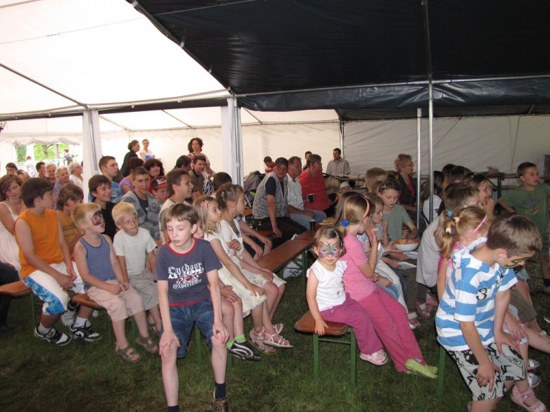 Zdjęcie w galerii na portalu naszwodzislaw.com: Najpierw sprzątali, później świętowali wiadomości z regionu