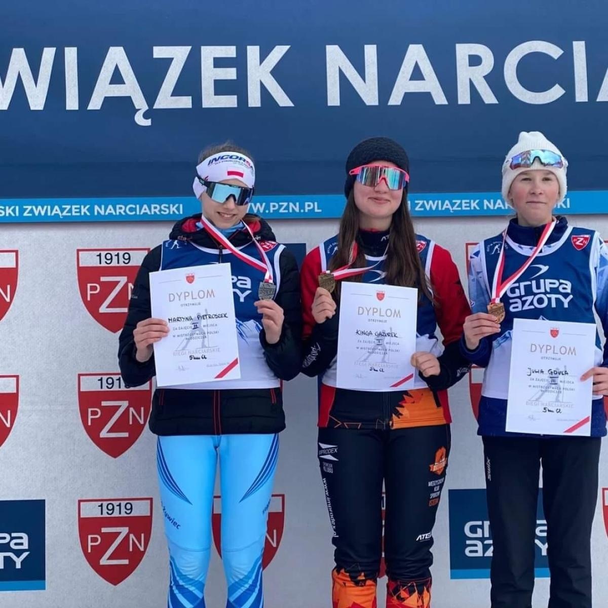 Zdjęcie w galerii na portalu naszwodzislaw.com: Martyna Pietroszek z medalami mistrzostw Polski. Sztafeta też na podium wiadomości z regionu