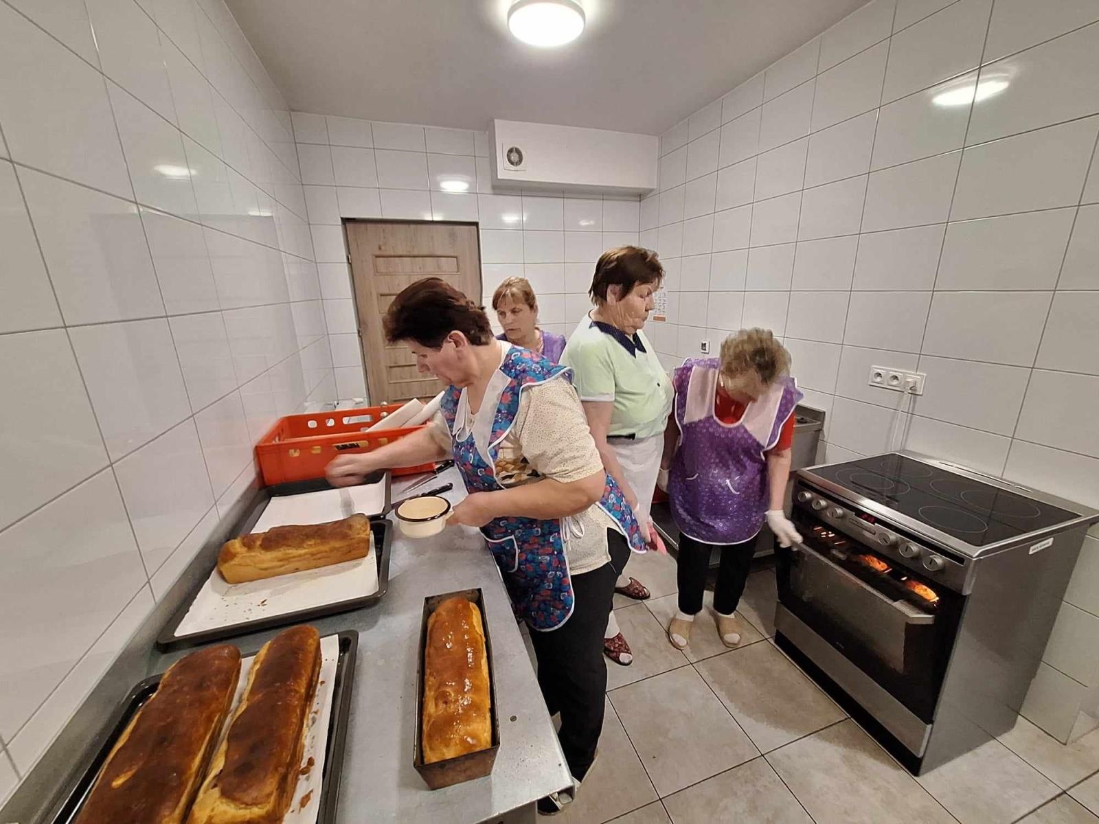 Zdjęcie w galerii na portalu naszwodzislaw.com: Gospodynie z Połomi zdradzają, jak samodzielnie przygotować święcelnik wiadomości z regionu