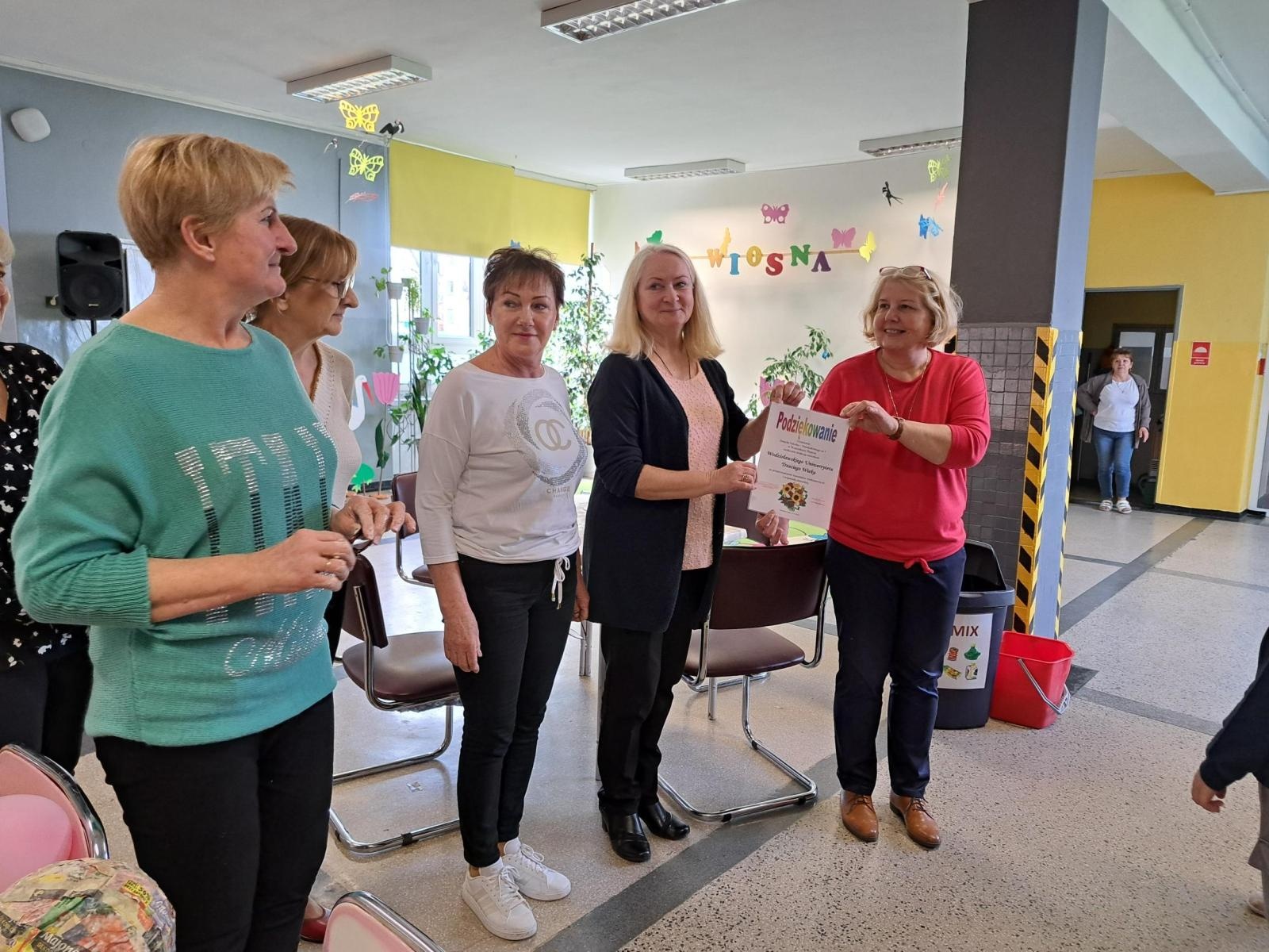 Zdjęcie w galerii na portalu naszwodzislaw.com: Warsztaty wielkanocne z seniorkami w wodzisławskim ZSP7 wiadomości z regionu