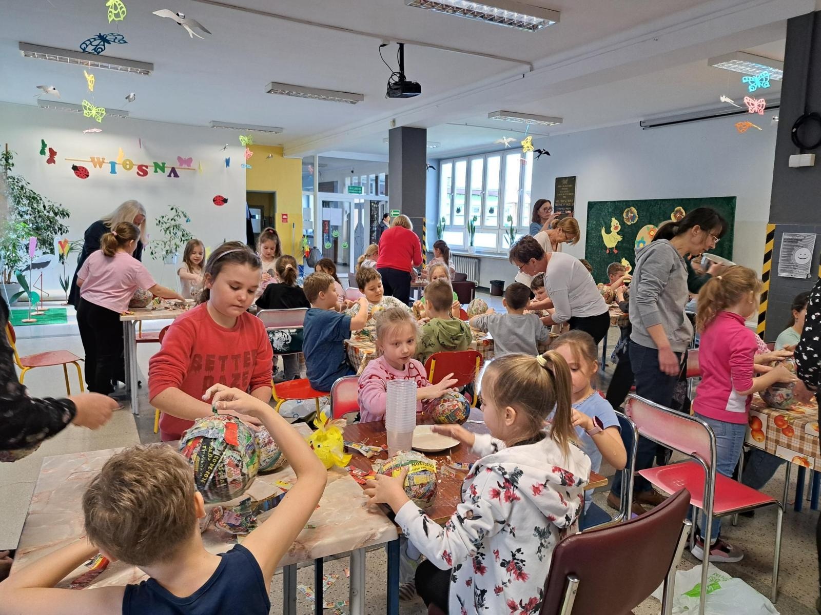 Zdjęcie w galerii na portalu naszwodzislaw.com: Warsztaty wielkanocne z seniorkami w wodzisławskim ZSP7 wiadomości z regionu