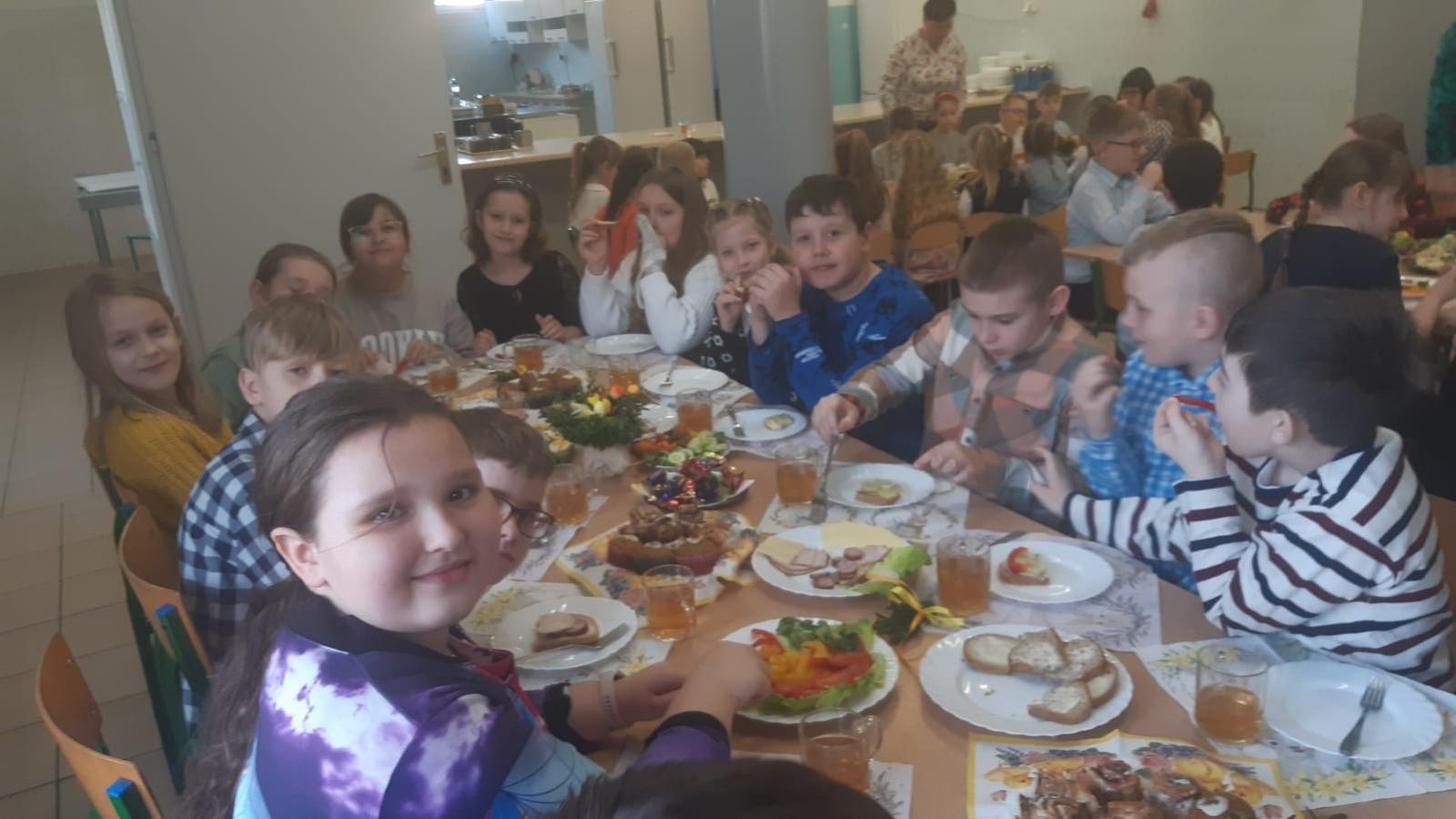 Zdjęcie w galerii na portalu naszwodzislaw.com: Wielkanocne tradycje w zawadzkiej szkole wiadomości z regionu