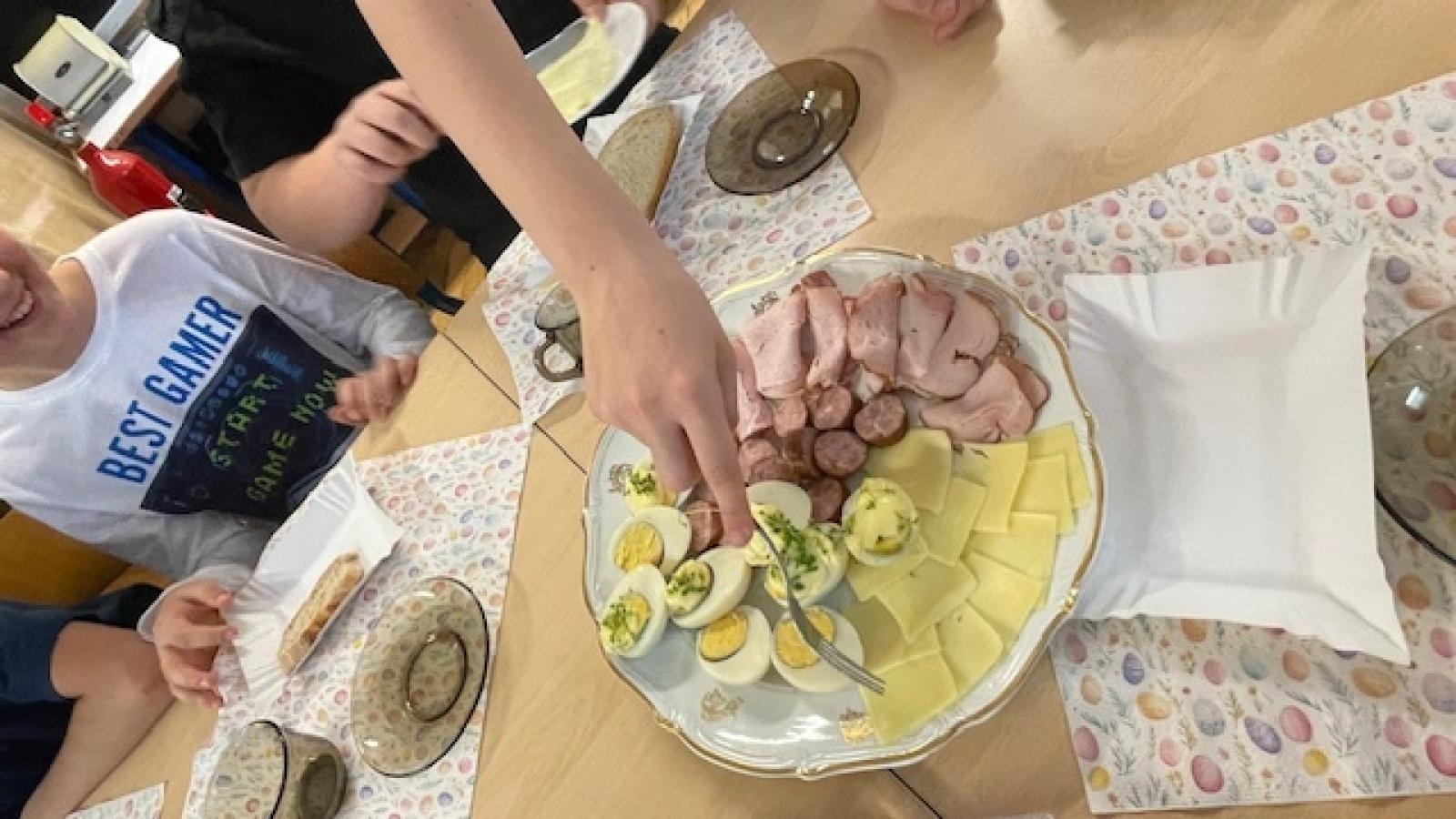 Zdjęcie w galerii na portalu naszwodzislaw.com: Wielkanocne tradycje w zawadzkiej szkole wiadomości z regionu