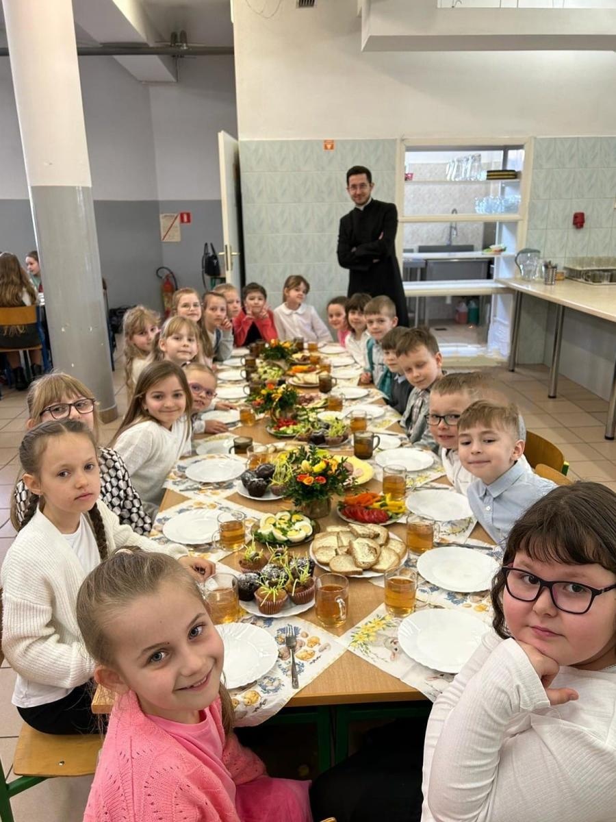 Zdjęcie w galerii na portalu naszwodzislaw.com: Wielkanocne tradycje w zawadzkiej szkole wiadomości z regionu