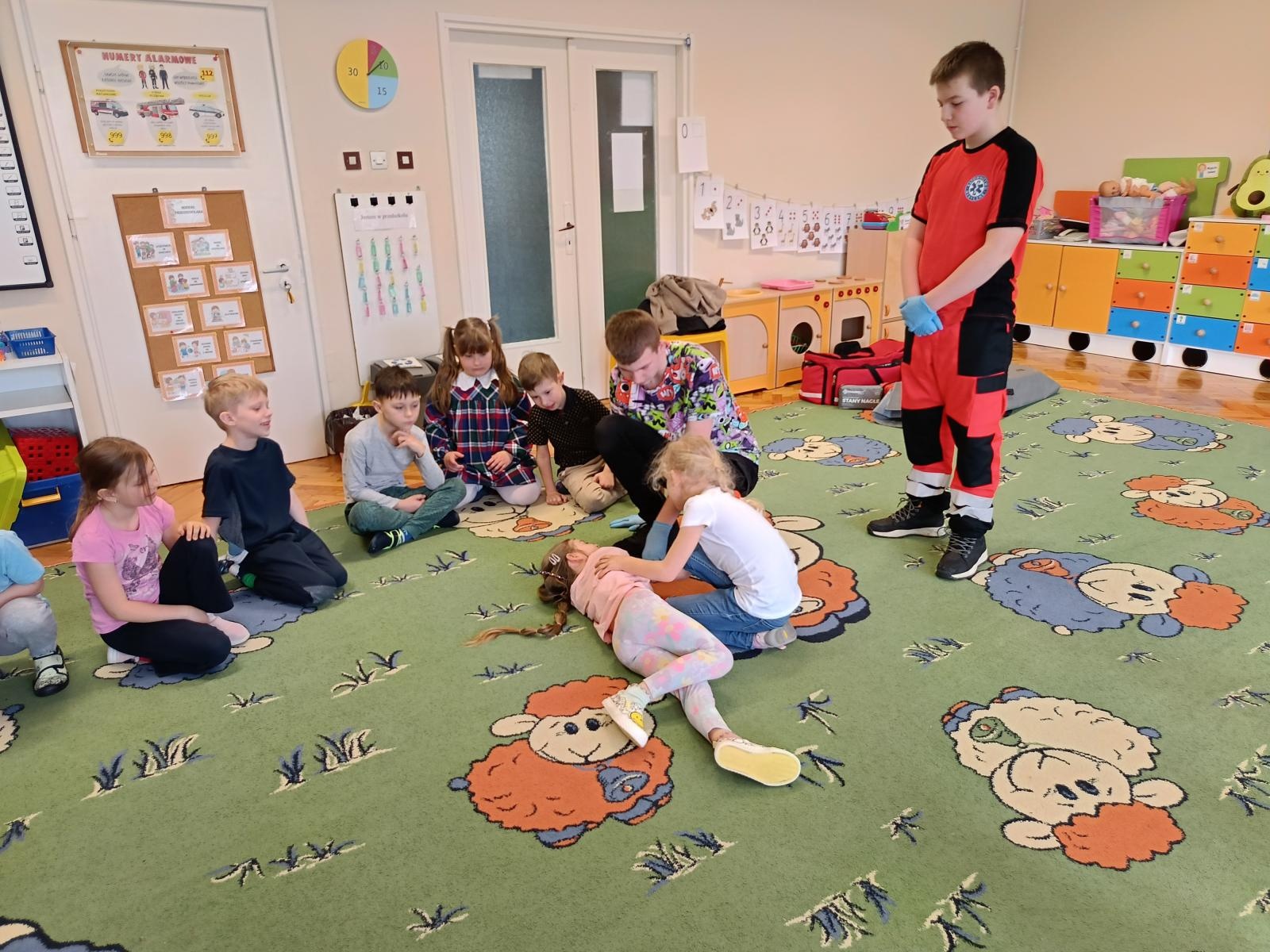 Zdjęcie w galerii na portalu naszwodzislaw.com: Przedszkolaki z Szesnastki poznały tajniki pierwszej pomocy wiadomości z regionu