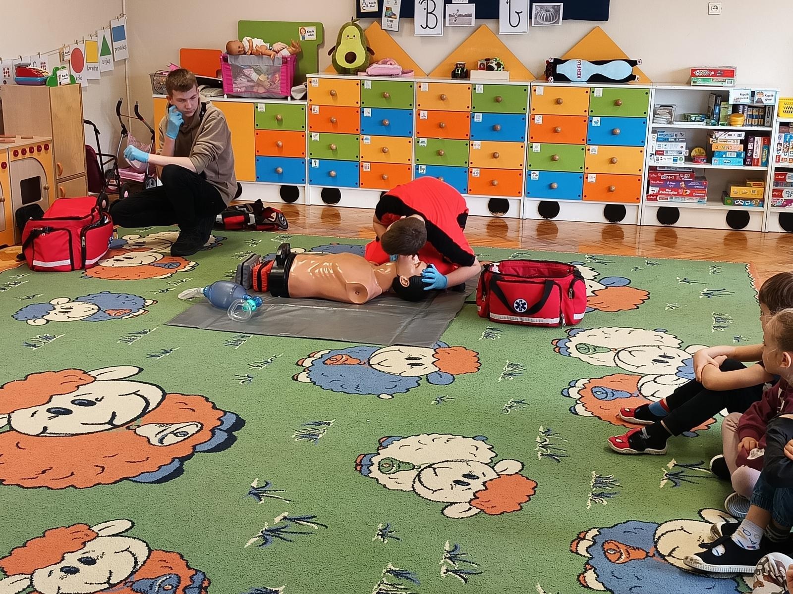 Zdjęcie w galerii na portalu naszwodzislaw.com: Przedszkolaki z Szesnastki poznały tajniki pierwszej pomocy wiadomości z regionu