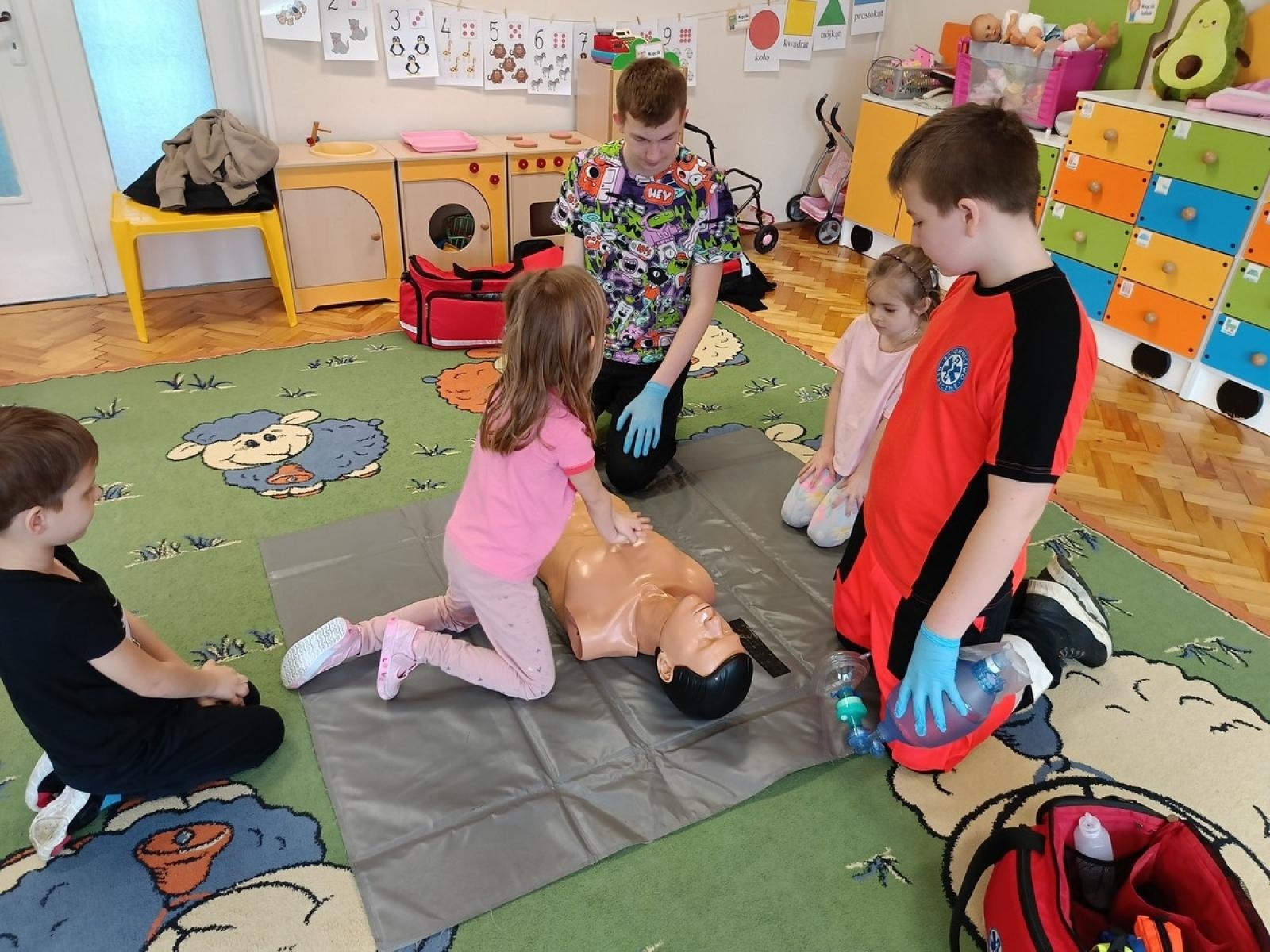 Zdjęcie w galerii na portalu naszwodzislaw.com: Przedszkolaki z Szesnastki poznały tajniki pierwszej pomocy wiadomości z regionu