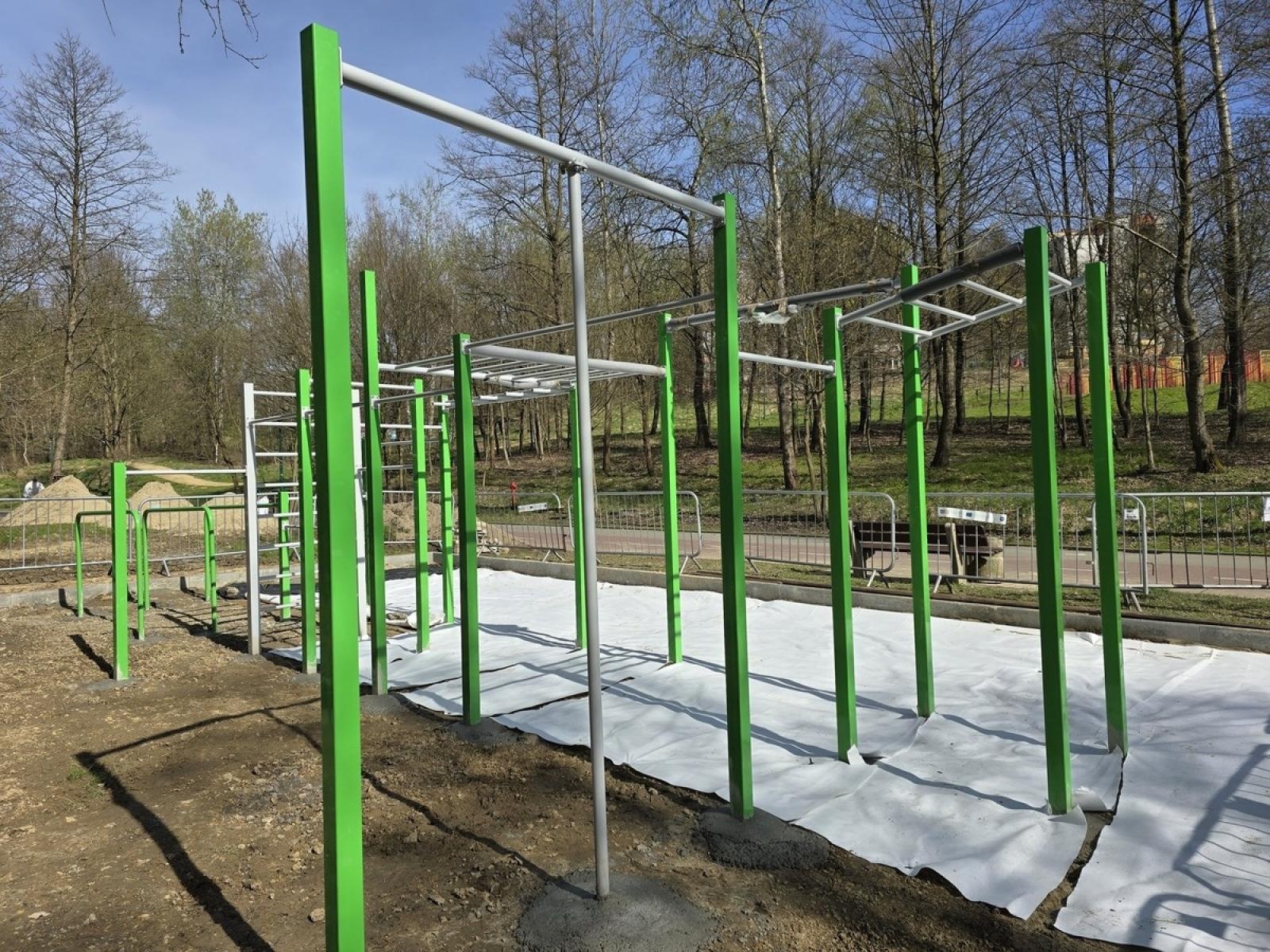 Zdjęcie w galerii na portalu naszwodzislaw.com: Na Trzech Wzgórzach praca wre. To nie koniec udogodnień wiadomości z regionu