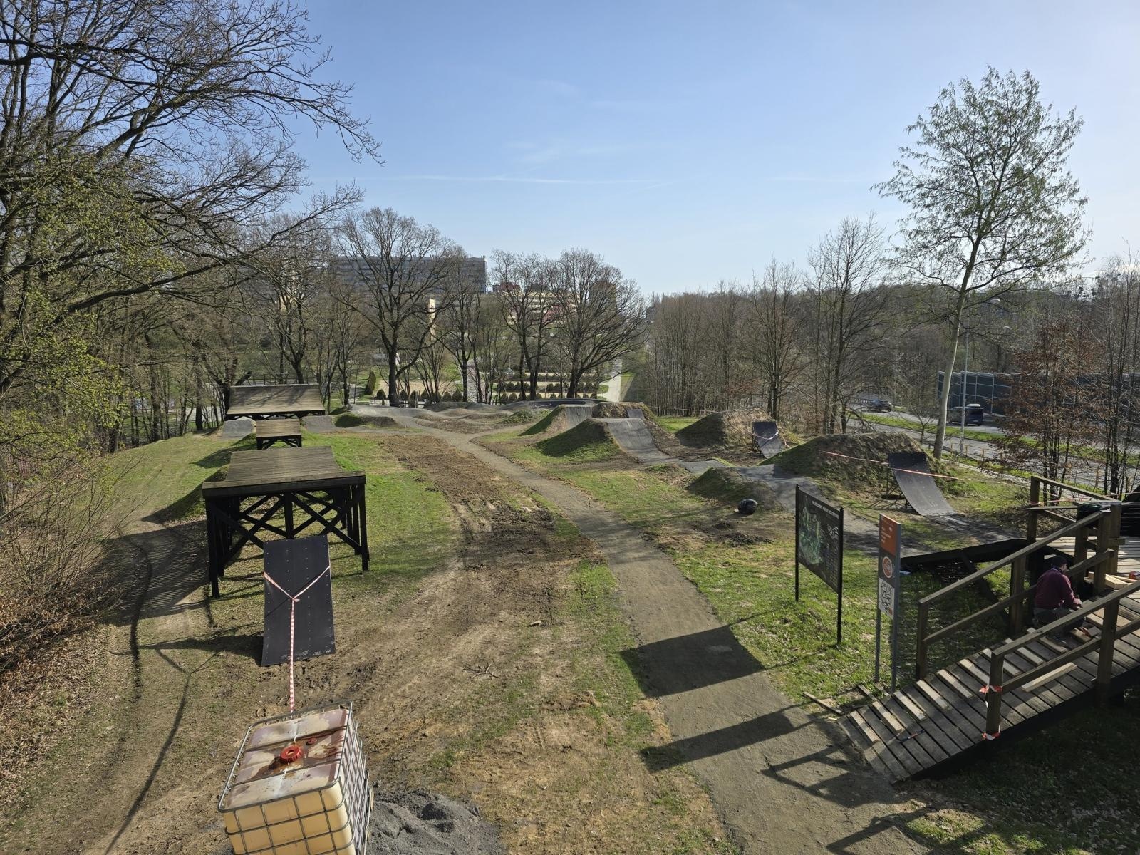 Zdjęcie w galerii na portalu naszwodzislaw.com: Na Trzech Wzgórzach praca wre. To nie koniec udogodnień wiadomości z regionu