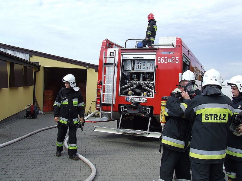 Zdjęcie w galerii na portalu naszwodzislaw.com: Pożar kurzej fermy w Kokoszycach wiadomości z regionu