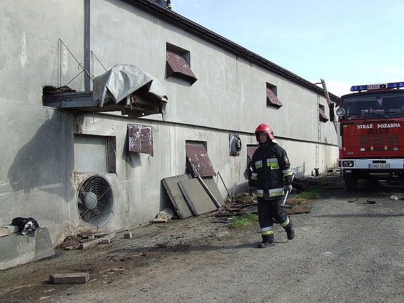 Zdjęcie w galerii na portalu naszwodzislaw.com: Pożar kurzej fermy w Kokoszycach wiadomości z regionu