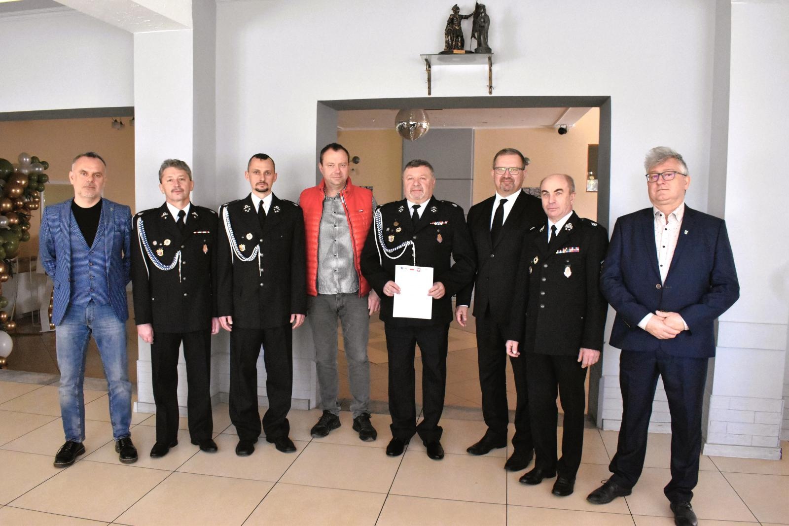 Zdjęcie w galerii na portalu naszwodzislaw.com: Podpisano umowę na rozbudowę remizy i budowę placu treningowego dla OSP w Łaziskach wiadomości z regionu