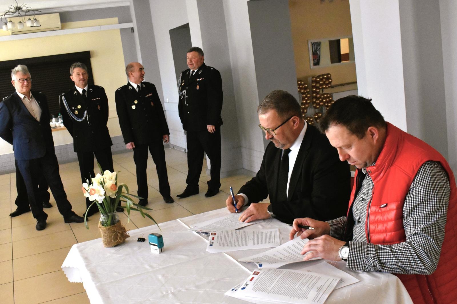 Zdjęcie w galerii na portalu naszwodzislaw.com: Podpisano umowę na rozbudowę remizy i budowę placu treningowego dla OSP w Łaziskach wiadomości z regionu