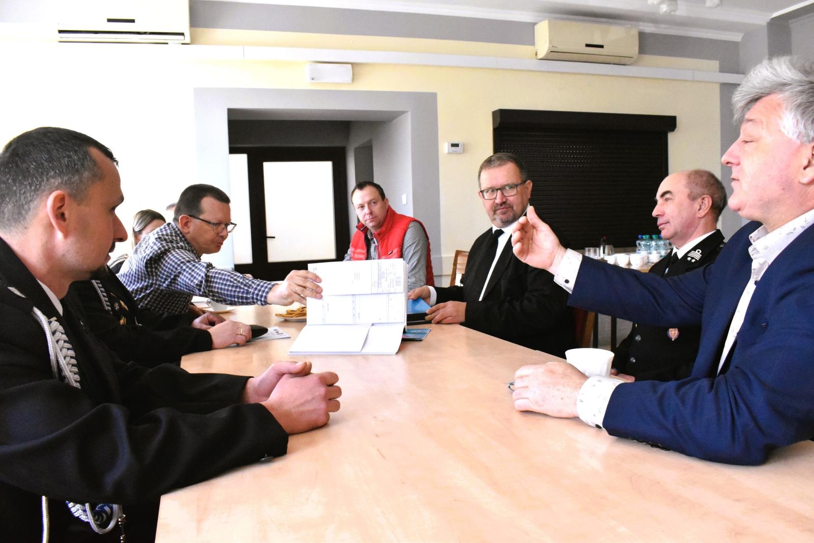 Zdjęcie w galerii na portalu naszwodzislaw.com: Podpisano umowę na rozbudowę remizy i budowę placu treningowego dla OSP w Łaziskach wiadomości z regionu