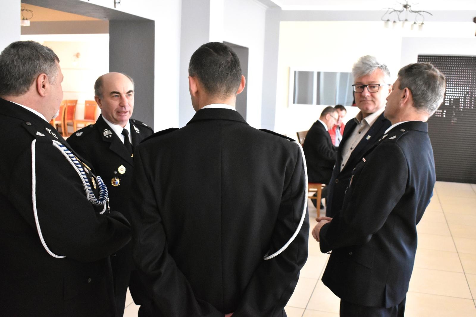 Zdjęcie w galerii na portalu naszwodzislaw.com: Podpisano umowę na rozbudowę remizy i budowę placu treningowego dla OSP w Łaziskach wiadomości z regionu